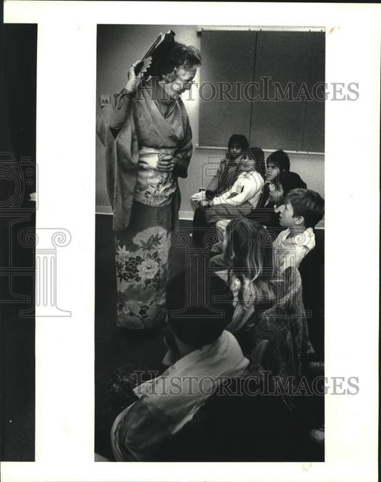 1988 Press Photo Adele Meehan Of Museum On Wheels With Kids At Rosedale Library