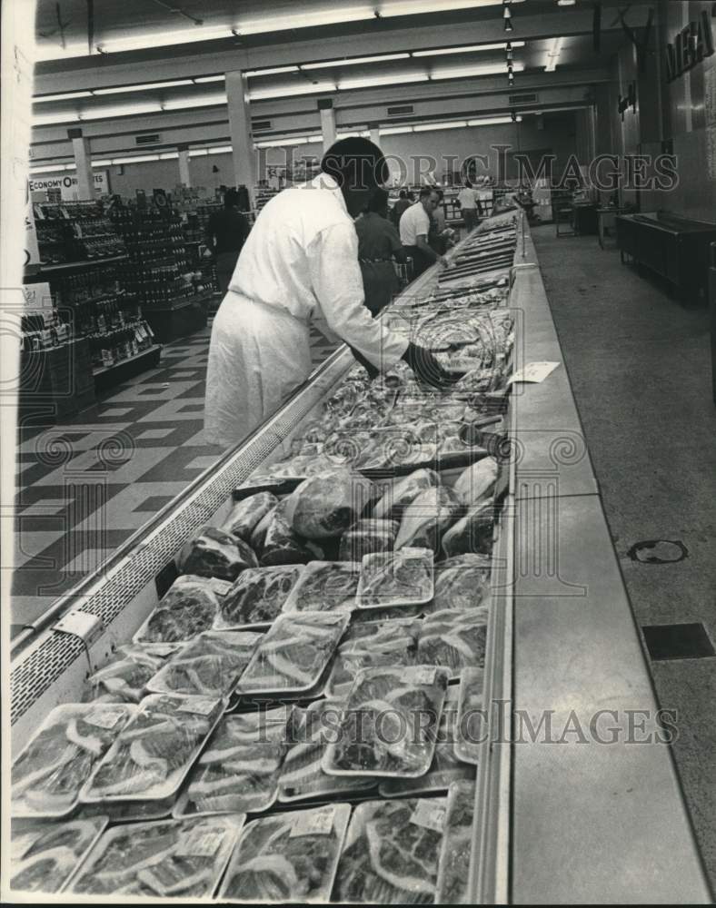 1973 Press Photo Shopper Peruses Meat Selection In Grocery Store- Historic Images