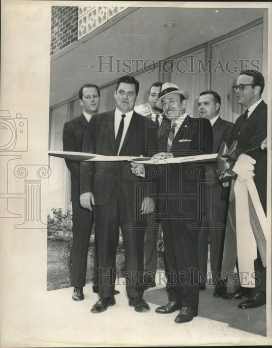 1969 Press Photo Dignitaries At Ribbon Cutting, Medicenter Of The Americas- Historic Images