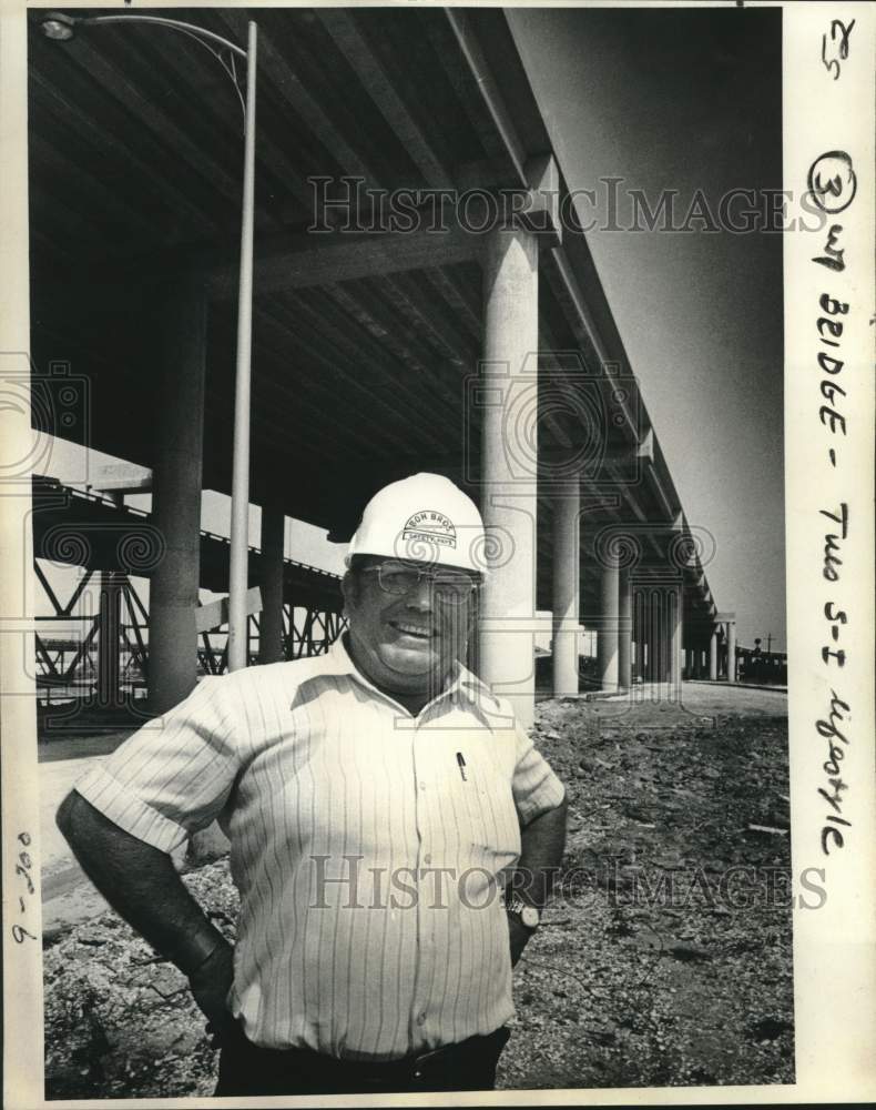 1977 Press Photo Ashton Jeansonne Of Boh Brothers, With Overpass He Built