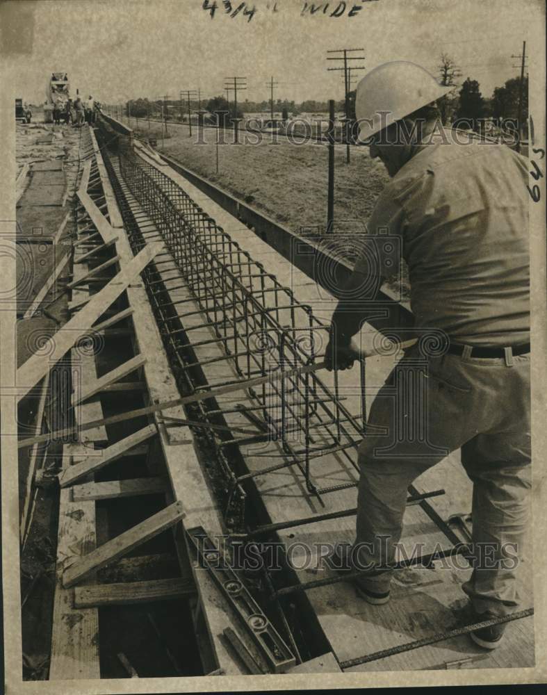 1972 Press Photo Repairs, I-10 Metairie Road Overpass, Pontchartrain Expressway