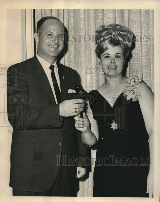 1965 Press Photo Edward Mulhearn, Marie Riddle Of Algiers Lions Club & Auxiliary- Historic Images