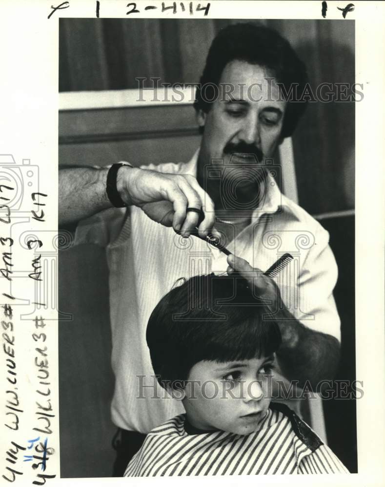 1983 Press Photo Bob Moreau Cuts Child&#39;s Hair In Transplant Fundraiser, Metairie- Historic Images