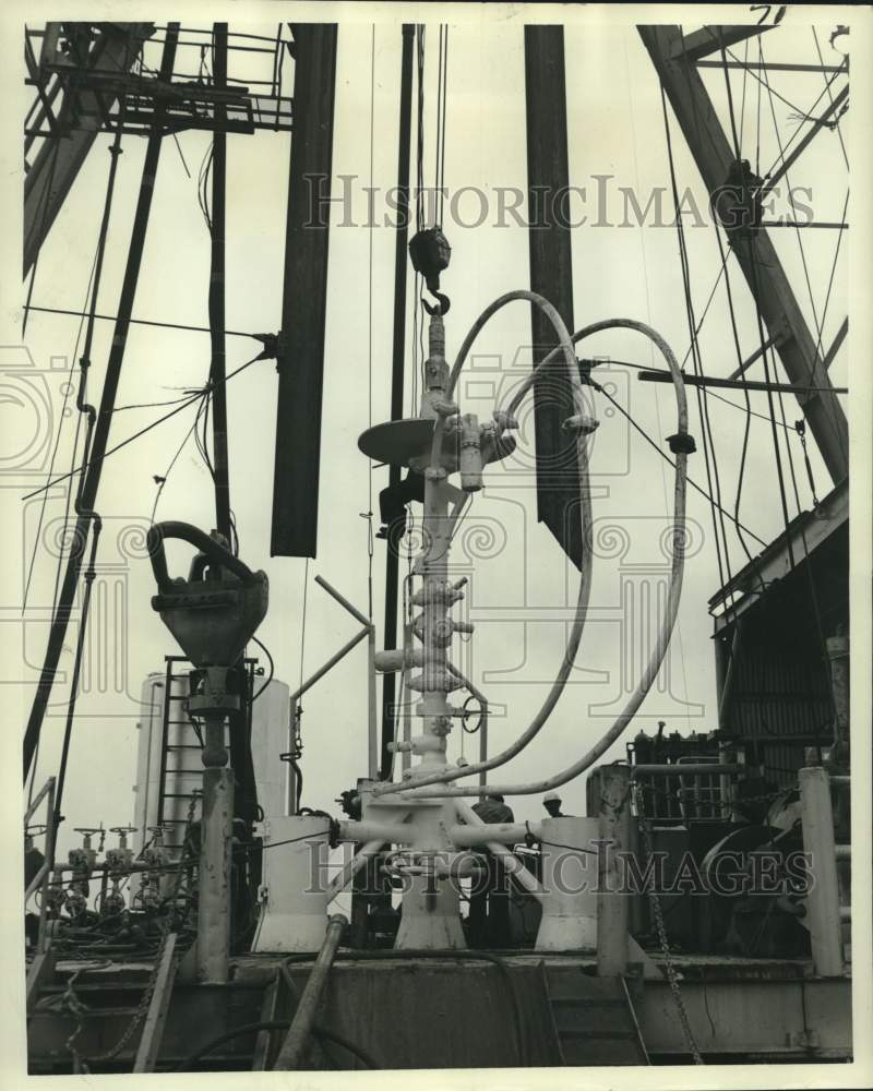 Load image into Gallery viewer, 1966 Press Photo Ocean Floor Well Head Assembly at Block 175 Eugene Island Area
