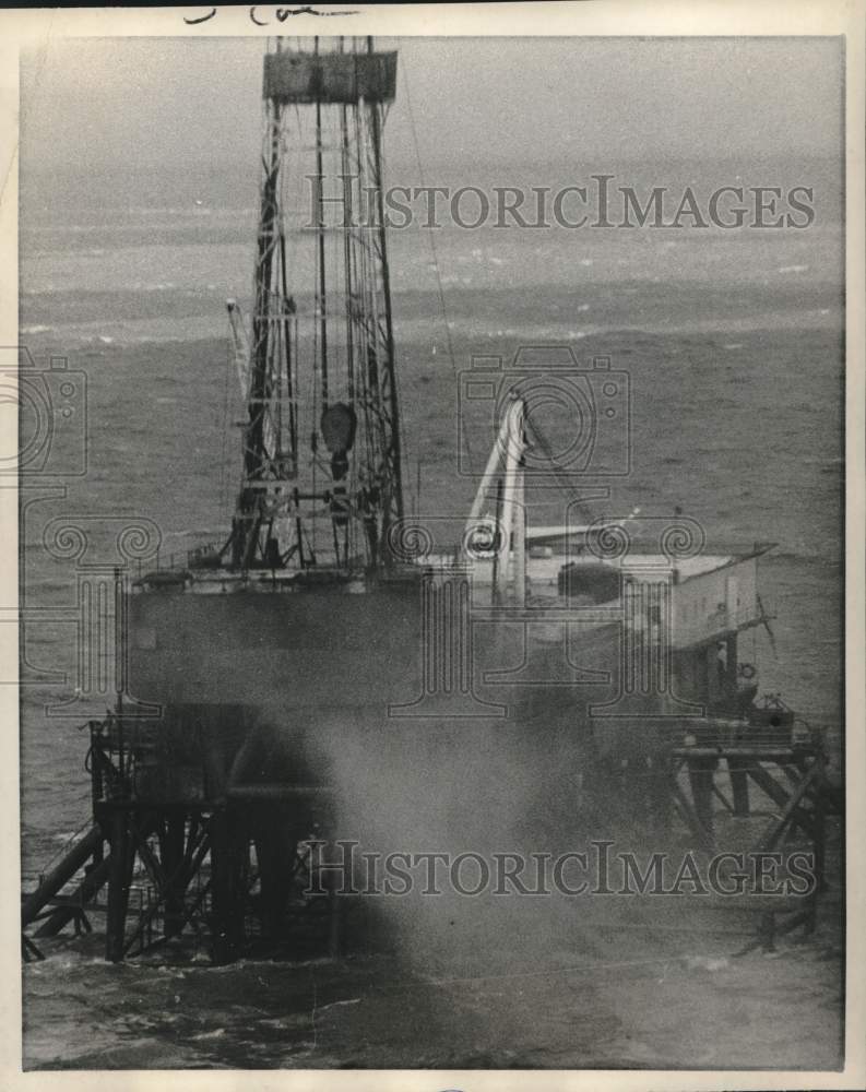 1969 Press Photo Oil Sprays from Offshore Rig broken valve, Terrebonne Parish- Historic Images