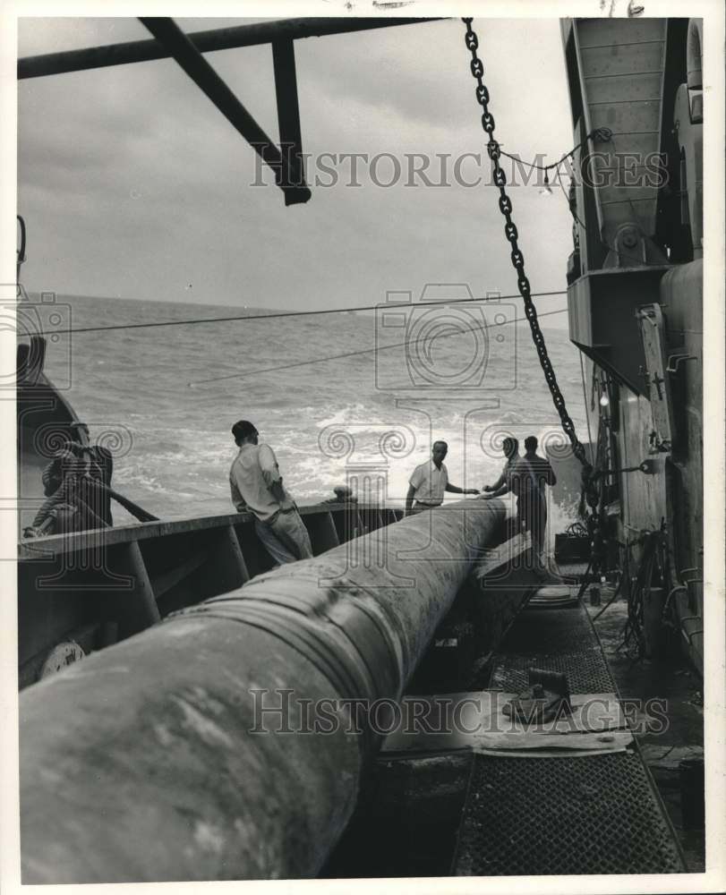 1959 Press Photo Workers slide Transcontinental gas pipe off Louisiana coast