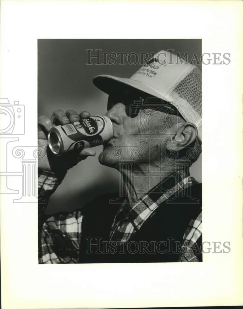 1989 Press Photo Herman &quot;Dutch&quot; Oertel drinking a beer at City Park Golf Course- Historic Images