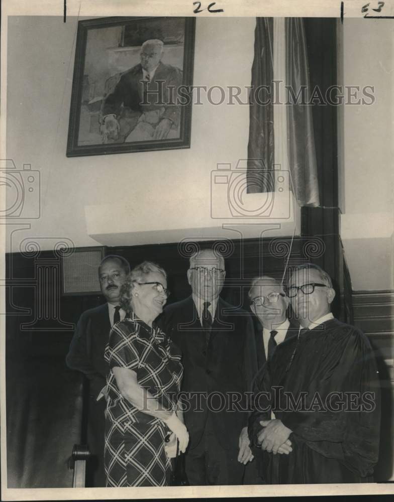 1969 Press Photo Judge Malcolm V. O&#39;Hara &amp; group at Criminal District Court- Historic Images