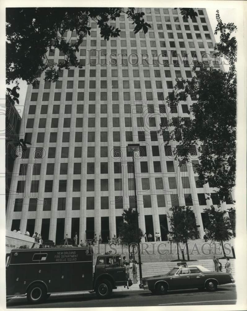 1977 Press Photo Fire truck and police car by skyscraper in Louisiana - Historic Images