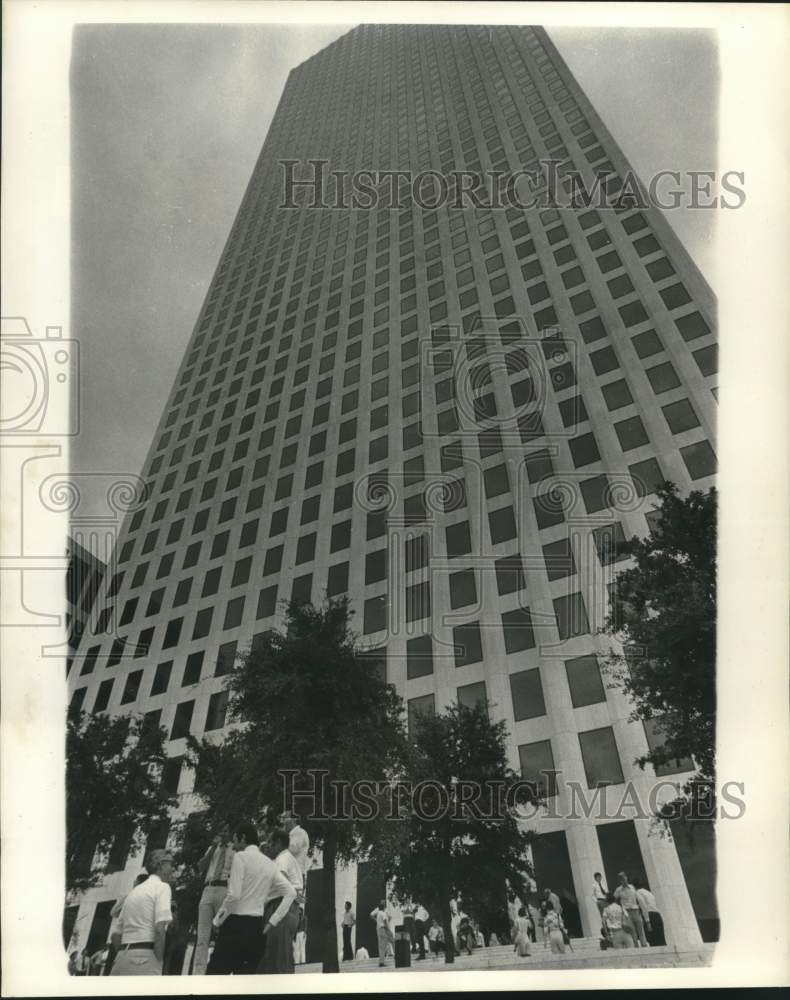 1977 Press Photo During blackout One Shell Square workers wait in Louisiana - Historic Images