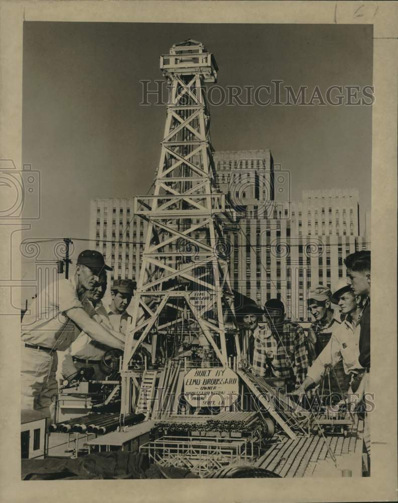 1950 Press Photo Group and Oil Drilling Model on Oil Progress Week, New Orleans