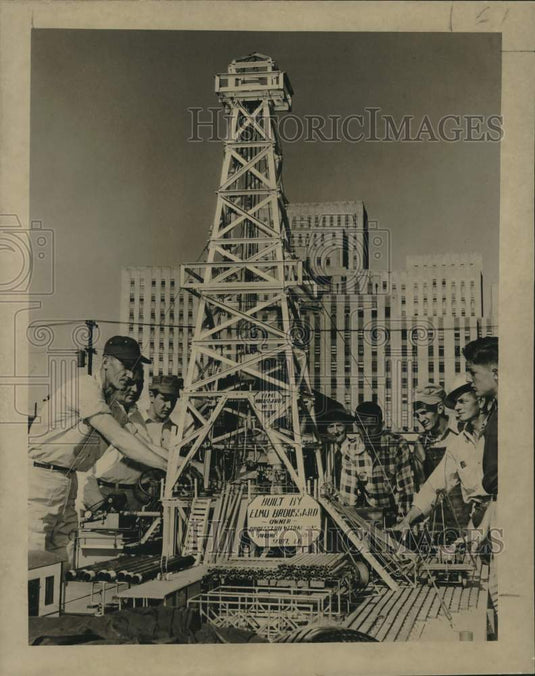 1950 Press Photo Group and Oil Drilling Model on Oil Progress Week, New Orleans