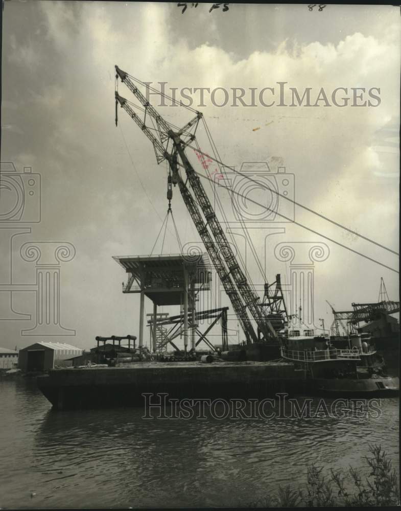 1976 Press Photo Gas well production platform on barge in Gulf of Mexico - Historic Images