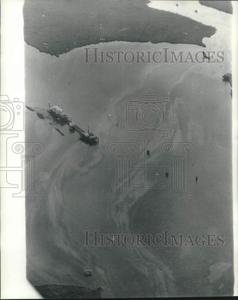 1976 Press Photo Clean up of oil spill in water near Louisiana - noc00140