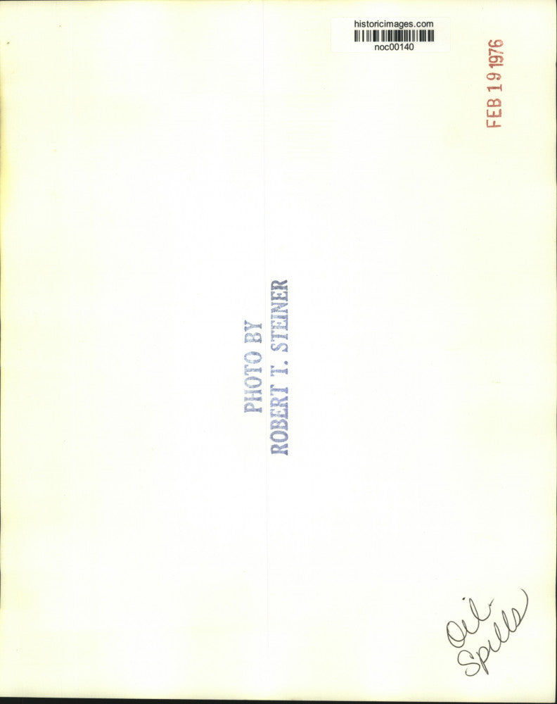 1976 Press Photo Clean up of oil spill in water near Louisiana - noc00140