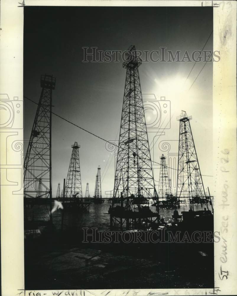 1977 Press Photo Oil drilling rigs on the Texas-Louisiana Coast- Historic Images