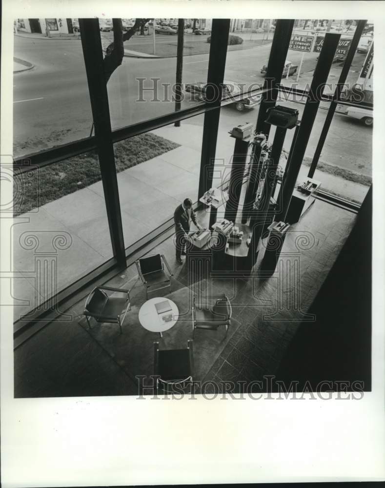 Load image into Gallery viewer, 1968 Press Photo Olivetti Underwood Corporation display area, New Orleans
