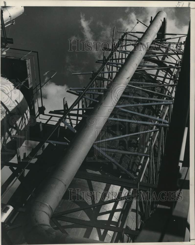 1952 Press Photo Tower on Catalytic Cracking Unit Built by Pan-Am, Destrehan- Historic Images