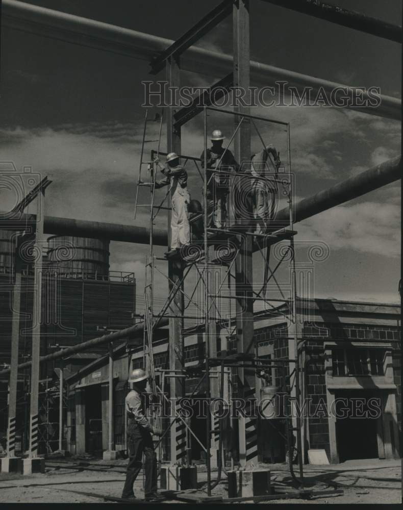 1952 Press Photo Crew on Scaffolding on Oil Rig- Historic Images