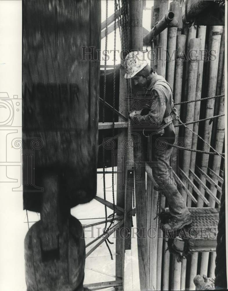 1982 Press Photo Oil Industry: Offshore, Worker on Oil Rig- Historic Images