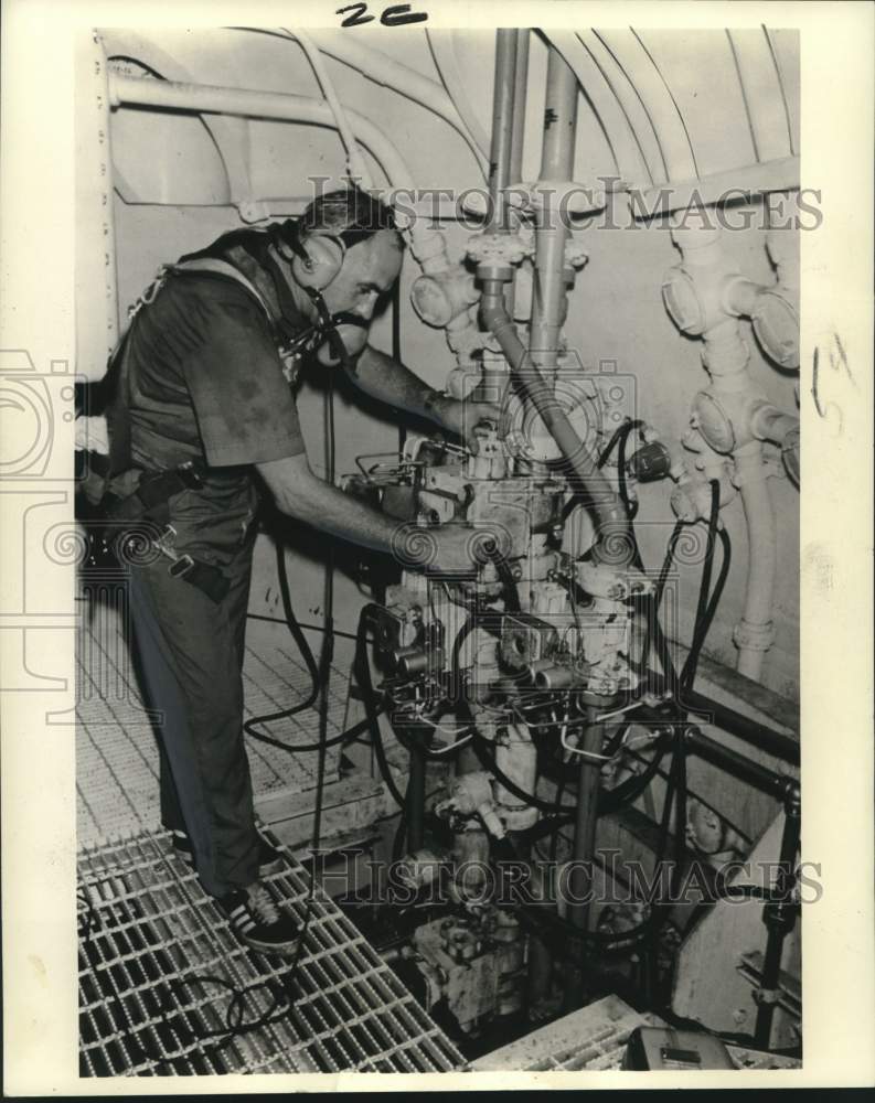 1974 Press Photo Worker Checks Controls and Meters on Oil Rig in Gulf of Mexico- Historic Images