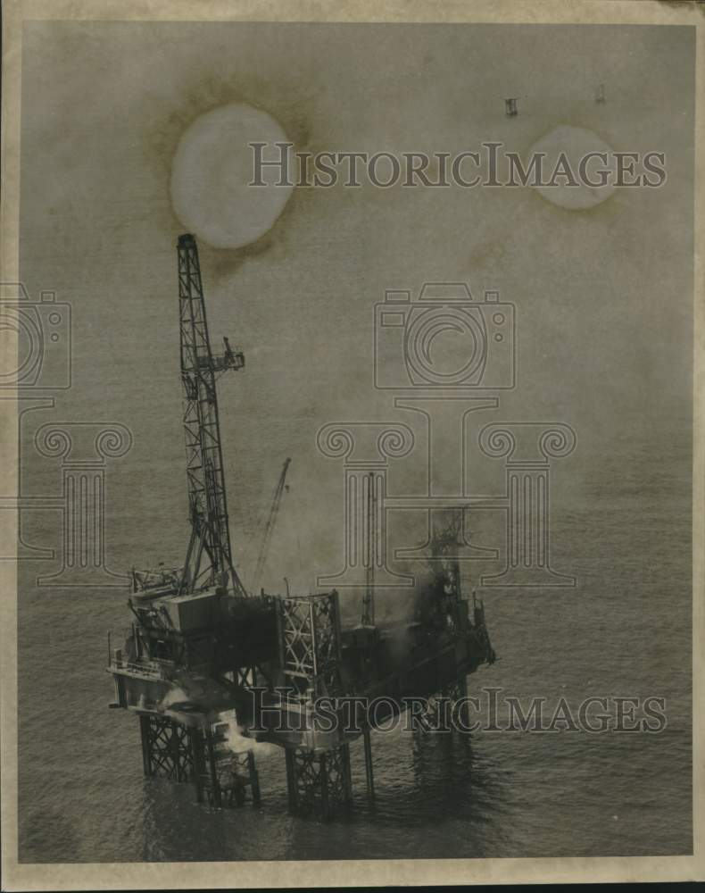 1968 Press Photo Offshore Oil Rig on Fire- Historic Images