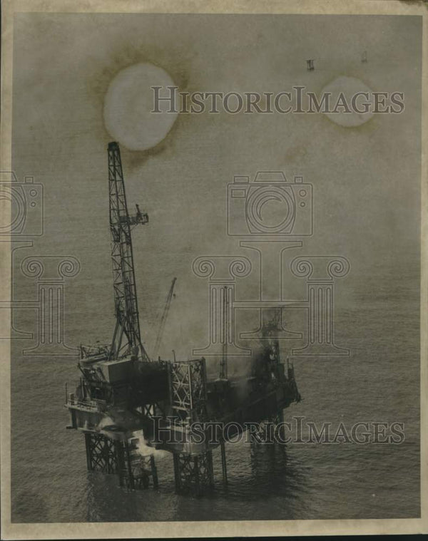 1968 Press Photo Offshore Oil Rig on Fire - Historic Images