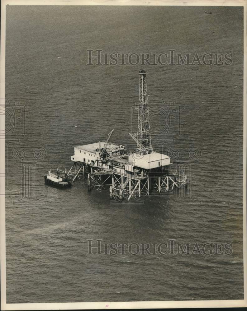 Load image into Gallery viewer, 1965 Press Photo Offshore Oil Rig - noc00234
