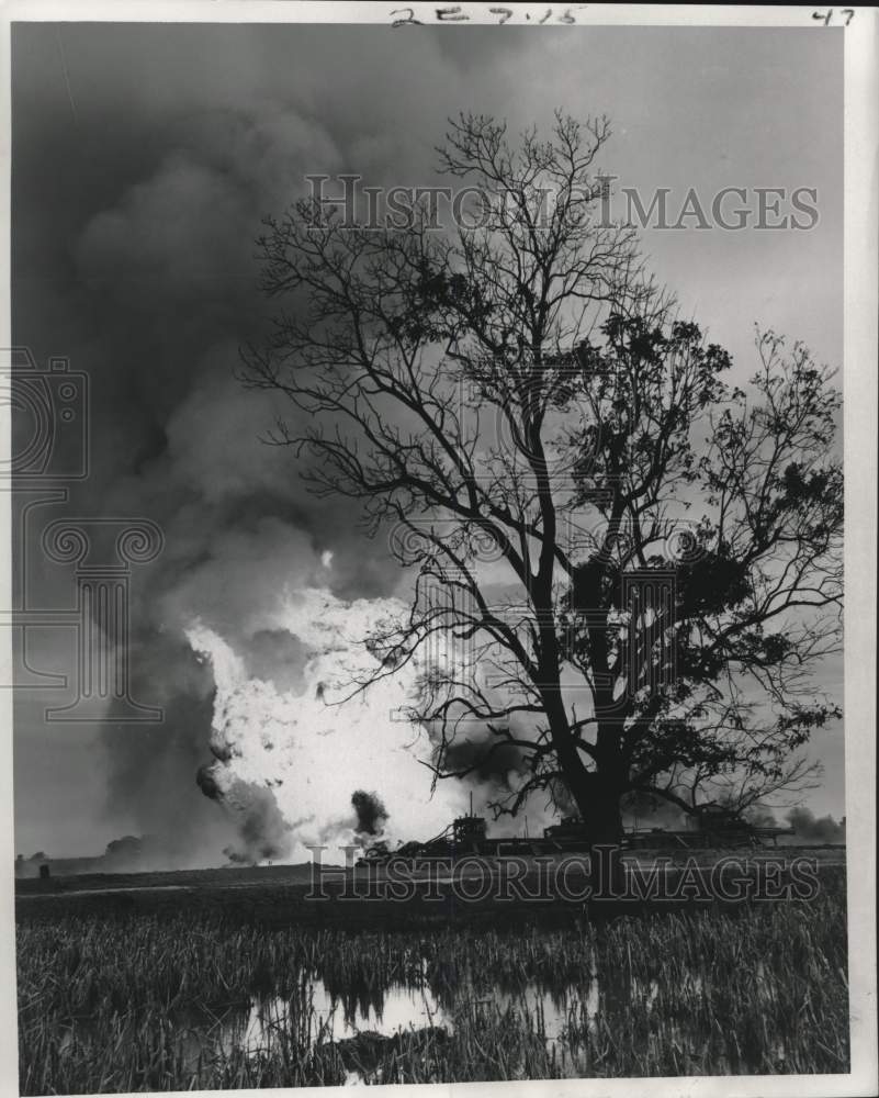 1961 Press Photo Oil well fire east of Abbeville, Louisiana - noc00237
