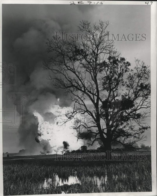 1961 Press Photo Oil well fire east of Abbeville, Louisiana - noc00237
