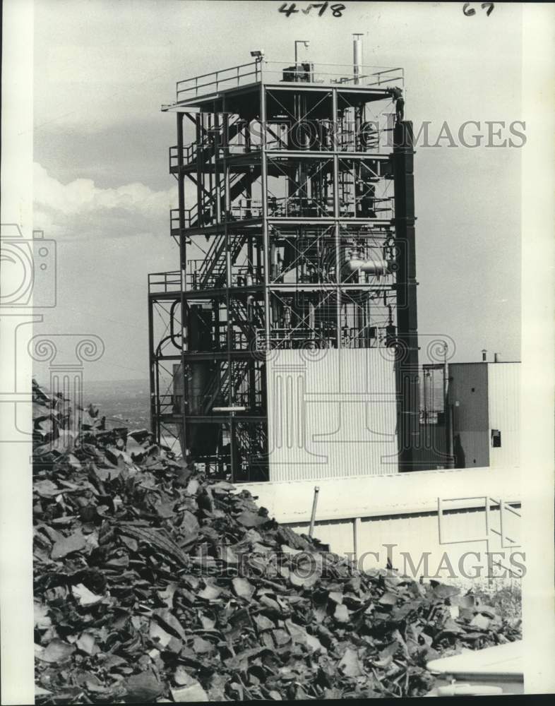 1976 Press Photo TOSCO tower making oil out of shredded tires - noc00239- Historic Images