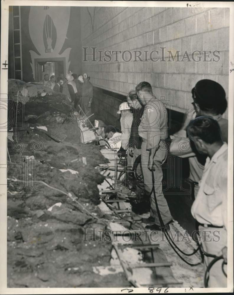 Load image into Gallery viewer, 1961 Press Photo Rescuers search row by row from aisle in a accident, Louisiana
