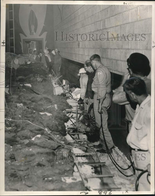 1961 Press Photo Rescuers search row by row from aisle in a accident, Louisiana