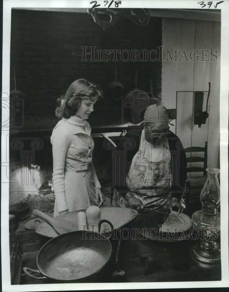 1977 Press Photo Stone Mountain Park&#39;s cook Lena Weaver &amp; Yellow Daisy Princess- Historic Images