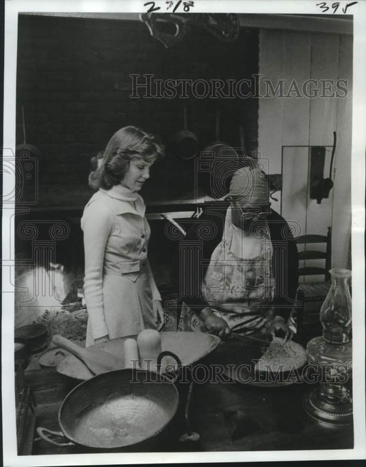 1977 Press Photo Stone Mountain Park's cook Lena Weaver & Yellow Daisy Princess- Historic Images