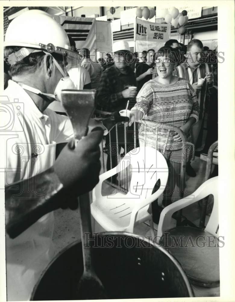 1995 Press Photo Doyles Samples Serves Chili-Oilfield Chili Appreciation Society- Historic Images