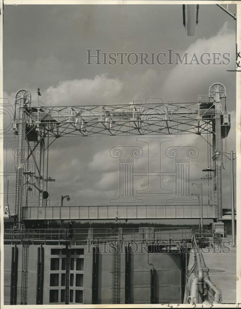 Load image into Gallery viewer, 1965 Press Photo Lift Span of Highway Bridge Crossing Old River Lock - noc00419
