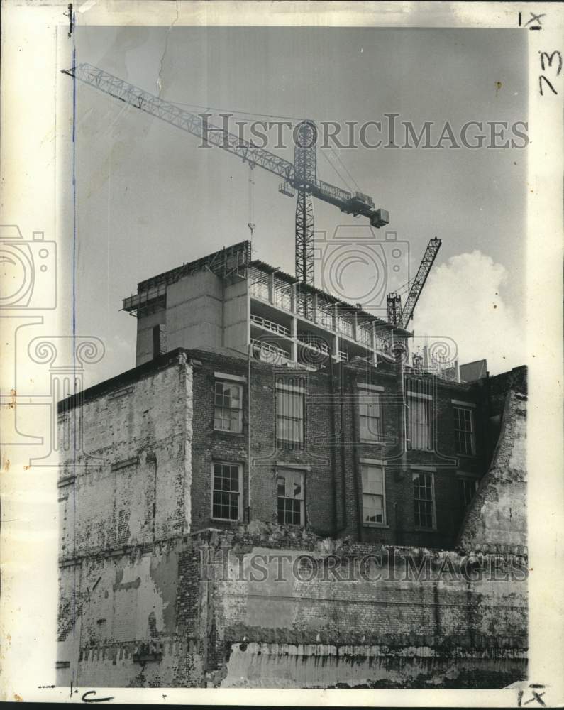 1972 Press Photo One Shell Square Behind Half Demolished Buildings, New Orleans- Historic Images