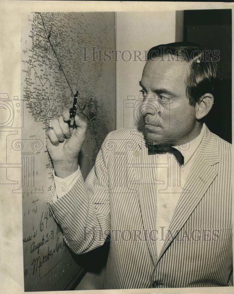 1969 Press Photo John W. Ormond points to map - noc00481
