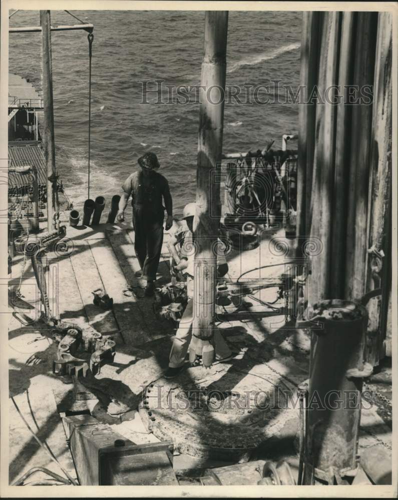 Load image into Gallery viewer, 1965 Press Photo Offshore Oil Rig Worker At Work - noc00609
