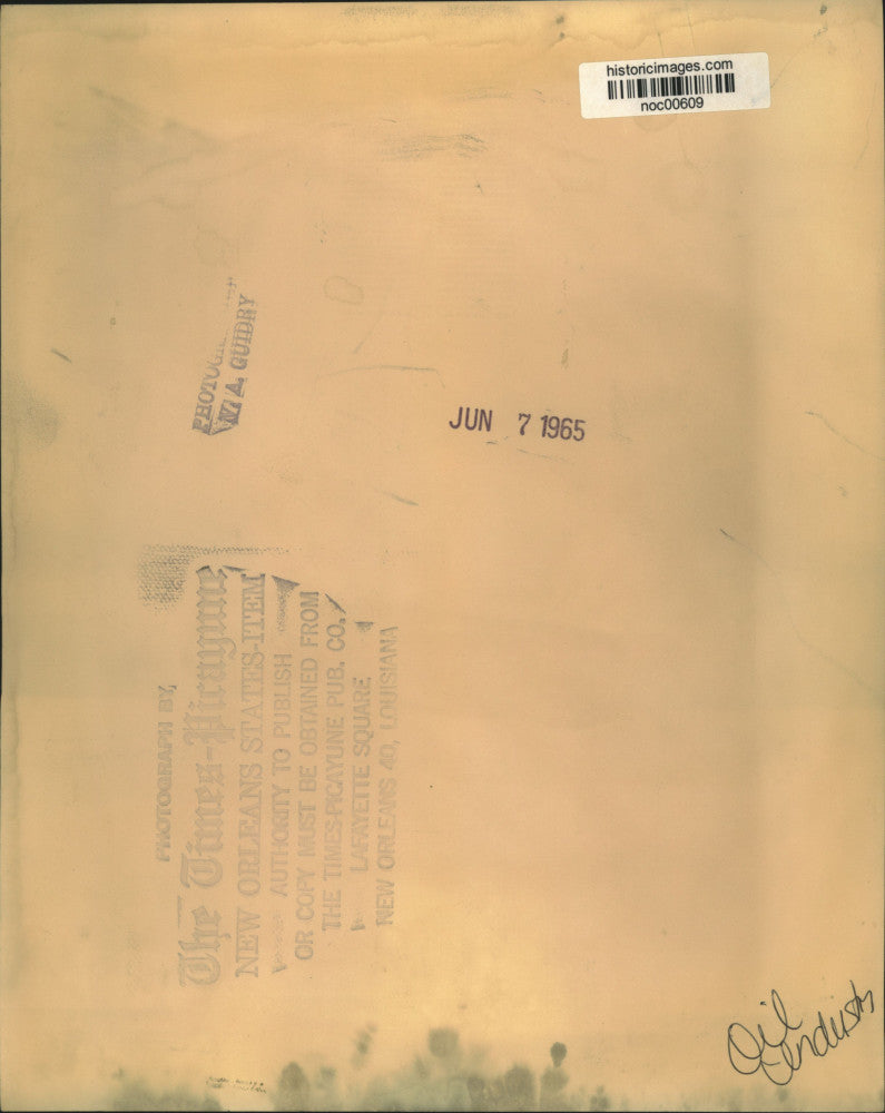 1965 Press Photo Offshore Oil Rig Worker At Work - noc00609