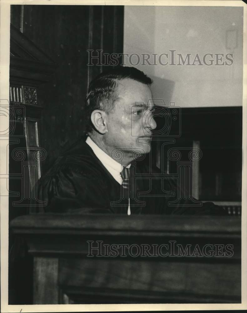 Load image into Gallery viewer, 1967 Press Photo Judge Malcolm V. OÃ¢â‚¬Hara in Louisiana courtroom - noc00626

