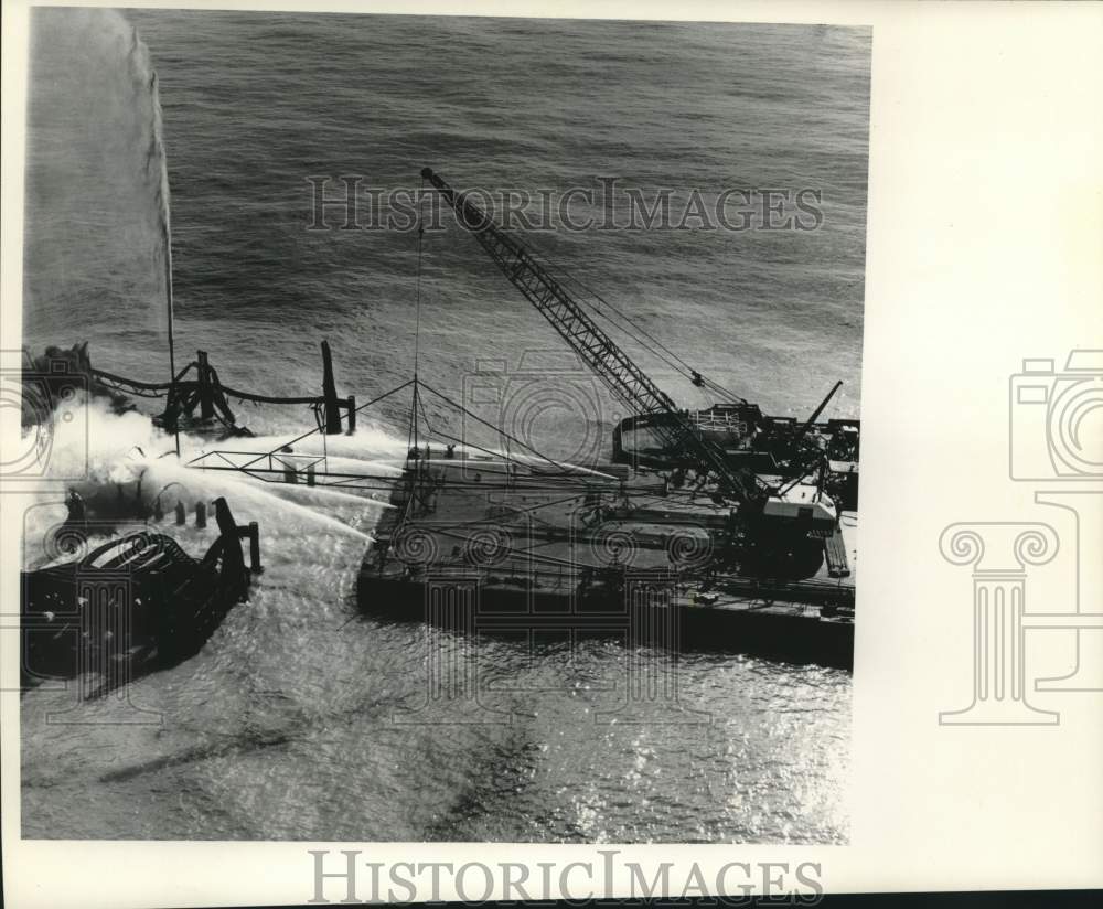 1971 Press Photo Construction of offshore oil platform - noc00669- Historic Images