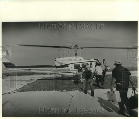 1979 Press Photo Pmex Helicopter to Ferry Passengers to Spill site, Del Carmen- Historic Images