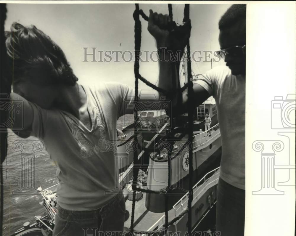 1979 Press Photo Two Oil Mop Employees Transferred From Tolteca to Gulf Cajun- Historic Images