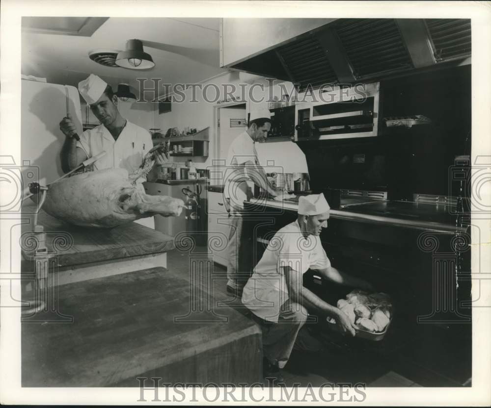 1956 Press Photo Cooks on CATC Tenders and Platforms to Feed Offshore Crews