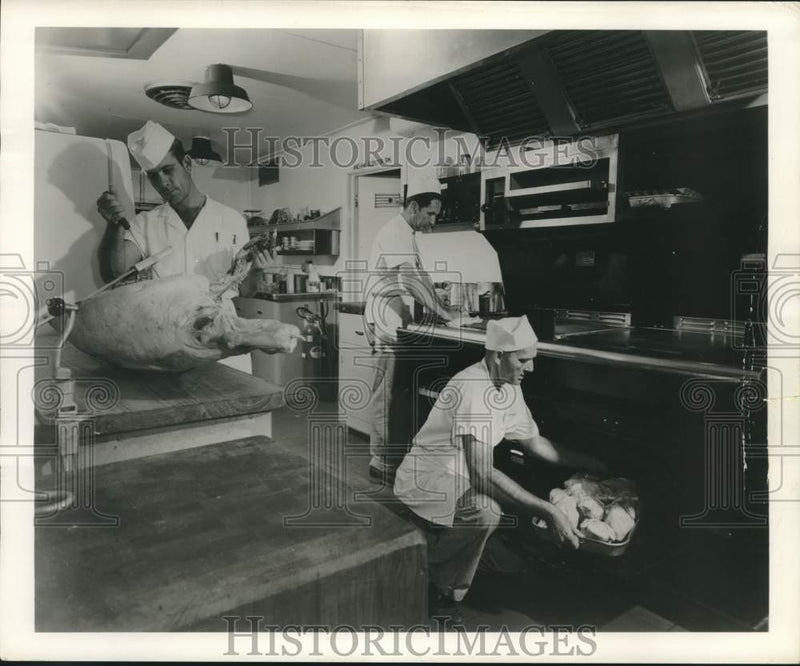 Load image into Gallery viewer, 1956 Press Photo Cooks on CATC Tenders and Platforms to Feed Offshore Crews
