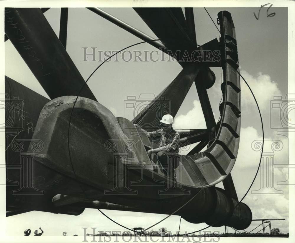1967 Press Photo Man installs offshore oil well protective jacket in Mississippi