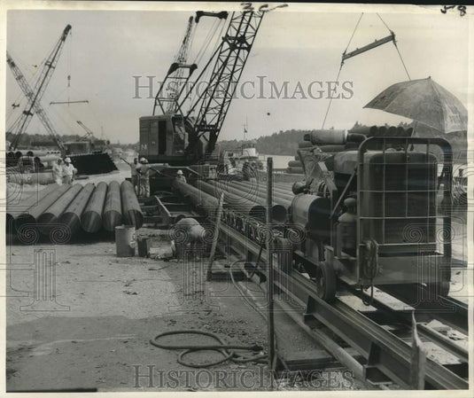 1958 Press Photo Machine that coats resin inside pipes in Louisiana - noc00738