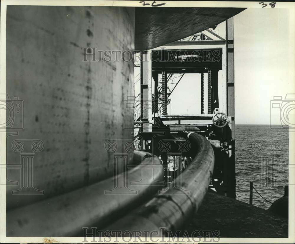 1964 Press Photo Offshore drilling pipe being unspooled, Gulf of Mexico